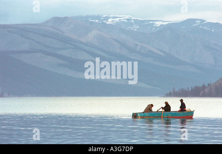 Les pêcheurs en bateau. Lac Khuvsgul. Khatgal somon (village). La Mongolie du Nord Banque D'Images