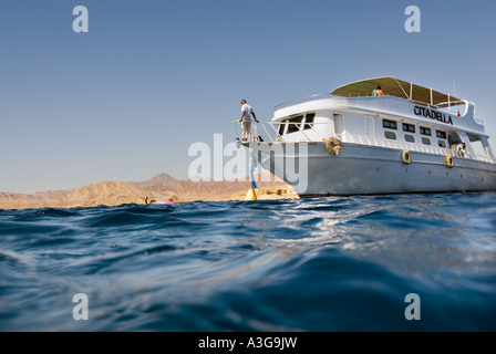 Mer et côte de l'île désertique de flottaison Deep Blue Sea RAS MOHAMED Sharm el-Sheikh Égypte Péninsule du Sinai beach mountain Banque D'Images