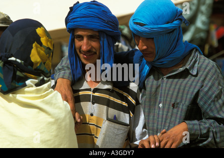 Deux jeunes hommes courtisent une femme berbère à l'Imilchil Brides juste le Haut Atlas Maroc Banque D'Images