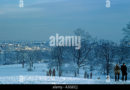 Voir à l'Est du haut de la colline du Parlement sur le règlement de Hampstead Heath après une nouvelle chute de neige dans les années 1970 Banque D'Images