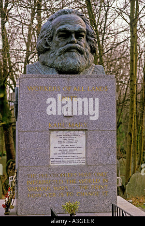 Grand buste de Karl Marx sur une pierre tombale de granit massif dans les plus récents le Cimetière de Highgate dans le nord de Londres Banque D'Images