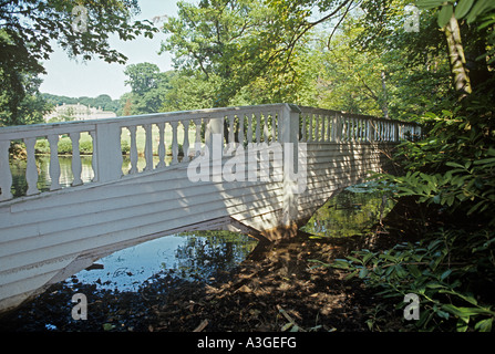 Faux pont agit comme une accroche à la fin de la lac ci-dessous Kenwood House à Hampstead Heath Banque D'Images