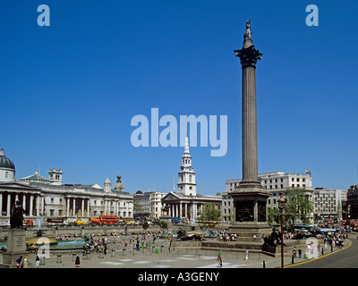 Trafalgar Square dominé par la National Portrait Gallery St Martins dans le domaine l'église et de l'Nelsons Column Banque D'Images