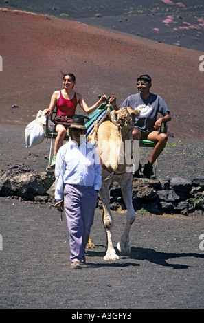Les touristes avec guide sur le chameau Espagne Îles Canaries Lanzarote Timanfaya Banque D'Images