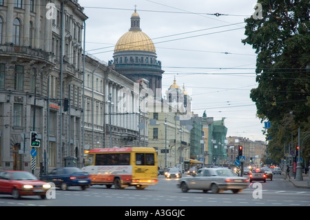 Ligne pures traverse la circulation par la place du palais de Saint-Pétersbourg Russie saint isaacs cathédrale peut être vu dans la distance Banque D'Images