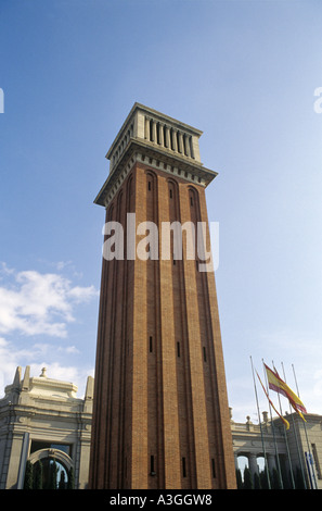 L'une des 2 Tours Vénitiennes qui bordent la route à partir de la Plaça de Espanya à l'Palua Nacional sur Montjuic à Barcelone. Banque D'Images