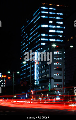 Vue de nuit dans une grande ville avec la route de flou coloré Banque D'Images