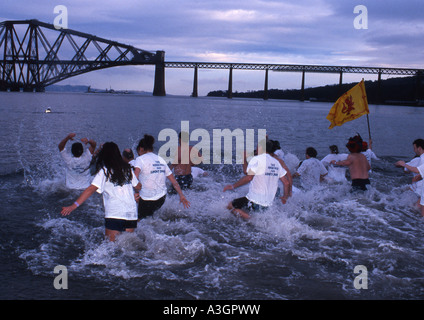 Les nageurs durant la Loony Dook, un jour de la tradition, South Queensferry nr Edinburgh Banque D'Images