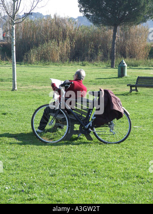 Man relaxing in park à rome Banque D'Images