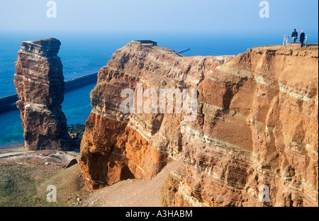 Long des falaises de grès avec Anna sur l'île allemande de Helgoland en mer du Nord Banque D'Images