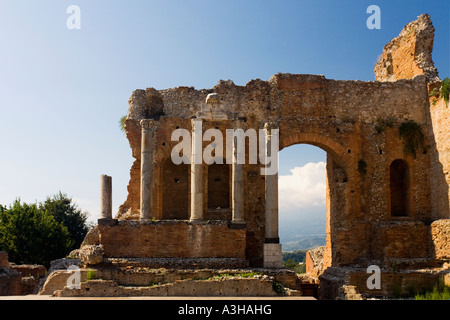 Théâtre grec théâtre gréco-romain amphithéâtre amphithéâtre en ruines dans le soleil d'été Taormina Sicile Italie Europe EU Banque D'Images