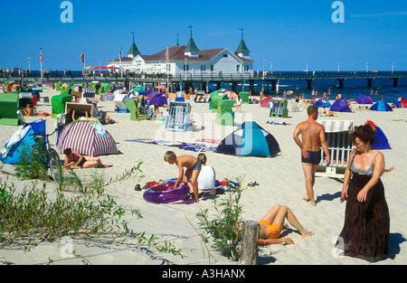 Pier et plage d'Ahlbeck sur l'île d'Usedom en mer Baltique dans le Mecklembourg Poméranie occidentale Banque D'Images