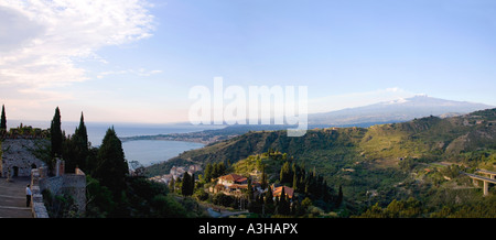 Vue panoramique à partir de Taormina à monter à l'Etna en été Sicile Italie Europe EU Banque D'Images