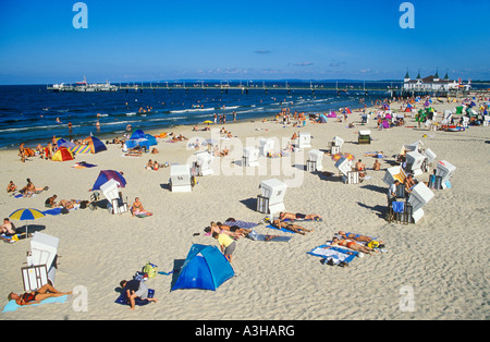 Pier et plage d'Ahlbeck sur l'île d'Usedom en mer Baltique dans le Mecklembourg Poméranie occidentale Banque D'Images
