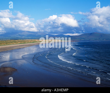 L'Irlande, le comté de Kerry, péninsule de Dingle, inch beach atlantic roulant sur la mer plage de sable à l'ouest de l'Irlande, de façon sauvage de l'Atlantique Banque D'Images