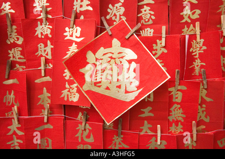 Rouge et Or traditionnelles Bannières vendues au cours du Nouvel An lunaire chinois Hong Kong Chine Banque D'Images