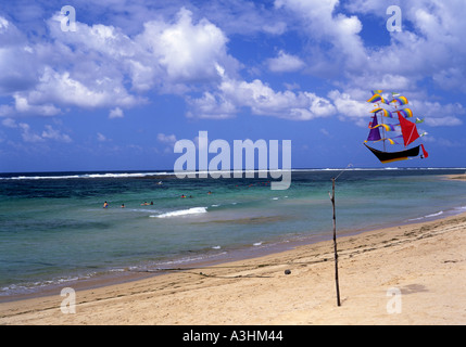 Cerf-volant de couleur vive dans la forme d'un navire s'agite sur la plage de Nusa Dua Bali Indonésie Banque D'Images