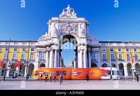 Le tramway qui passe devant l'Arc de Triomphe Place Comercial Lisbonne Portugal Europe Banque D'Images