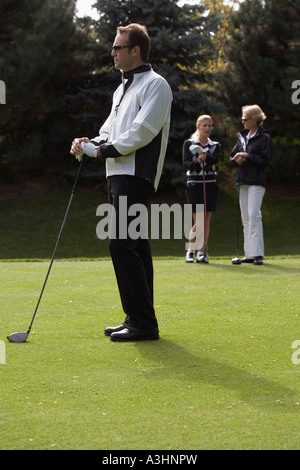 Gens jouer au golf Banque D'Images