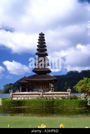 Sur le lac temple ulun puru dano bratan Bali Indonésie kandikuning Banque D'Images