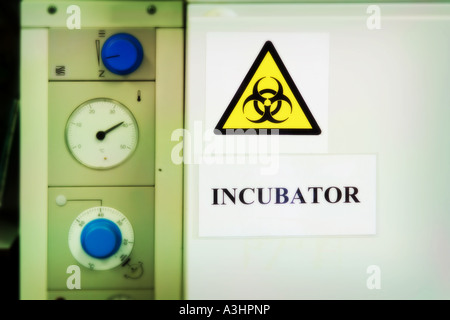 Panneau d'avertissement de danger biologique sur la porte fermée d'un incubateur dans un laboratoire de recherche en biosciences. ROYAUME-UNI Banque D'Images