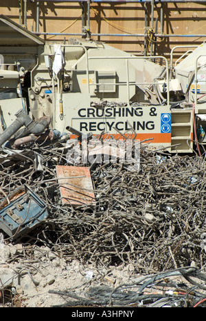 Portable puissant et écrasant de l'unité de recyclage des débris de démolition manutention sur site de compensation découlant de l'ancien bâtiment de la ferraille Banque D'Images