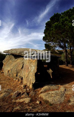 Ancien Dolmen dans la réserve naturelle du Cap de Creus, Costa Brava, Catalogne, Espagne Banque D'Images