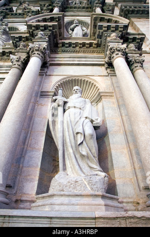 Détail sur la façade de la cathédrale de Gérone en Catalogne, Espagne Banque D'Images