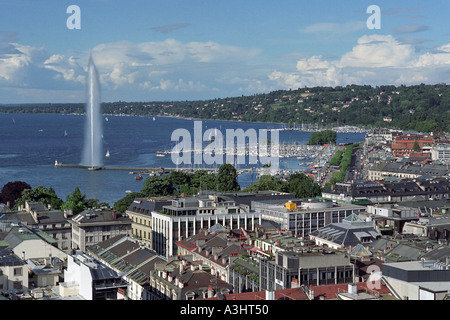 Vue aérienne de la vieille ville et du lac de Genève avec le jet d'eau. Genève. La Suisse. Banque D'Images