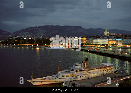 Bateau amarré sur le lac de Genève et le Mont Blanc bridge at night. Genève, Suisse. Banque D'Images