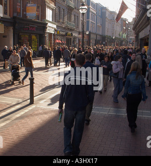 Quartier animé de rues bondées, magasins dans Graften Street, Dublin, Irlande Banque D'Images