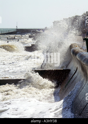 Tempête en mer de vent vagues en mer le long des défenses en béton mur promenade à Mer du Nord ville touristique de Walton sur l'Essex England UK  ? Banque D'Images