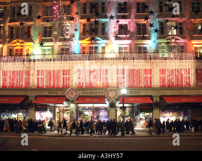Hamleys magasin de jouets logo de marque sur les stores hiver crépuscule occupé avec des acheteurs de Noël dans Regent Street West End Noël décorations de Noël lumière Londres Royaume-Uni Banque D'Images
