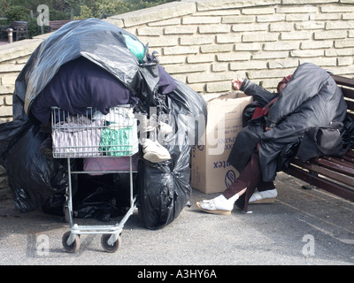 Worthing West Sussex personne dormir dans la rue sur promenade du front de mer dans un chariot de supermarché Banque D'Images