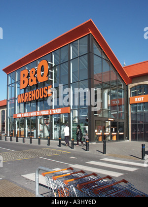 Chelmsford B&Q diy business store entrepôt avec bardage en verre de l'entrée principale et à la zone de sortie du parc de voiture Chelmsford Essex England UK Banque D'Images