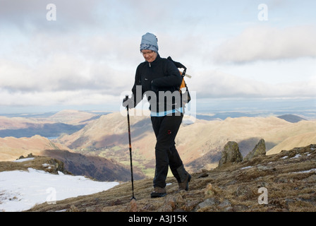 Femelle adulte walker éboulis rouge descend dans le Lake District Banque D'Images