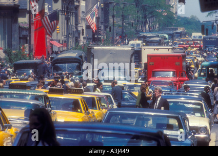 Le trafic et les piétons en plein centre de New York Banque D'Images