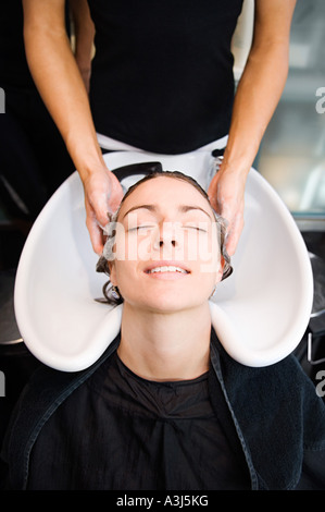 Woman having hair Banque D'Images