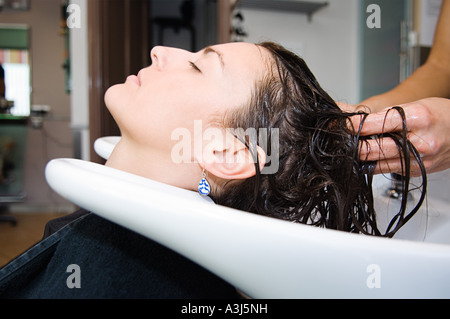 Woman having hair Banque D'Images