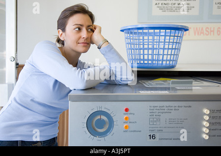 Femme dans une laverie Banque D'Images