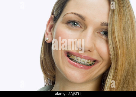 Femme portant des accolades Banque D'Images