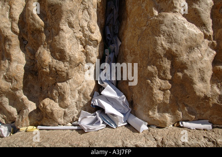 Bouts de papier contenant des prières coincé dans les fissures du Mur occidental site saints juifs dans la vieille ville de Jérusalem Israël Banque D'Images