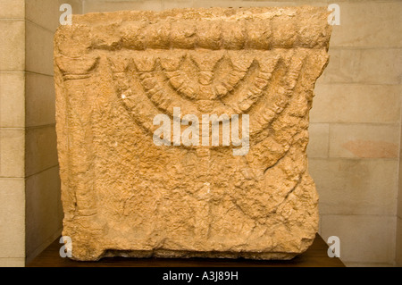 Soulagement en pierre sculptée portant une figure de l'Seven-Branched Juif Menorah de 3ème-4ème siècle ce musée Rockefeller à Jérusalem-Est Israël Banque D'Images