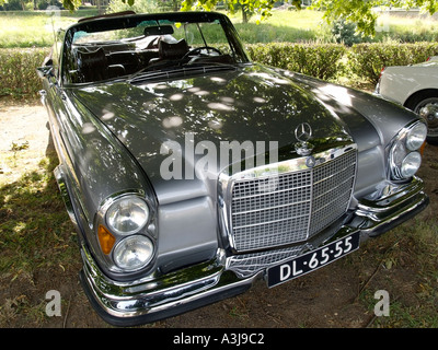 Beau cabriolet Mercedes Benz classic stationné à l'ombre Banque D'Images