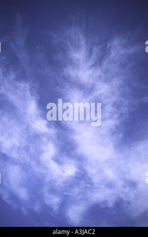 La formation de nuages cirrus England UK Banque D'Images