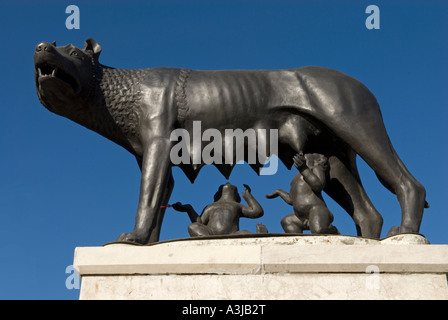 La Louve du capitole sculpture en bronze de la louve mythique l'allaitement des jumeaux, Romulus et Remus dans la Piata Romana, centre de Bucarest Roumanie Banque D'Images