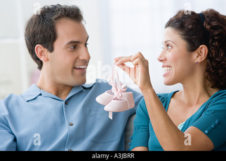 Couple tenant une paire de chaussures de bébé Banque D'Images