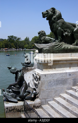 Monument statue et lac dans le parc Parque del Buen Retiro en été Madrid Espagne UE Europe Banque D'Images