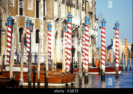 Poteaux d'amarrage à rayures sur le Grand Canal de Venise Banque D'Images