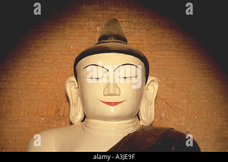 En Birmanie, Bagan, Tayok Pye statue tête de Bouddha du Temple Banque D'Images